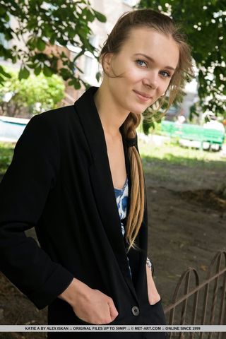 Девушка на природе около речке разделась и попросила парня сфотографировать её