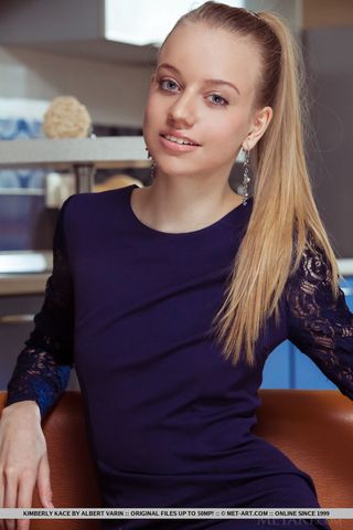 Девушка с маленькими дойками сняла платье и прозрачные трусики