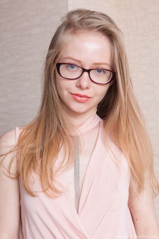 Очкастая стерва разрешила парню фоткать волосатую пилотку крупным планом